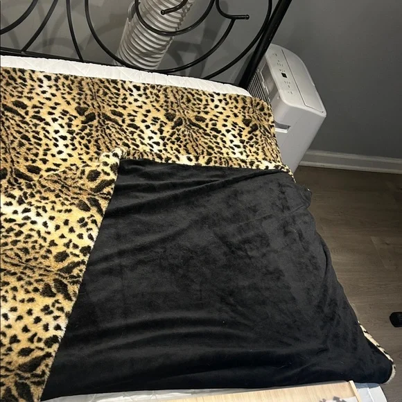 Fabulous Furs Luxurious Animal Print Throw - Picture 3 of 3